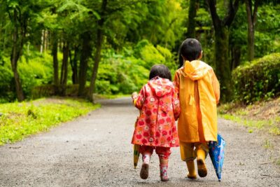 子どもとの梅雨キャンプを楽しむ、雨ならではの魅力や注意点を紹介