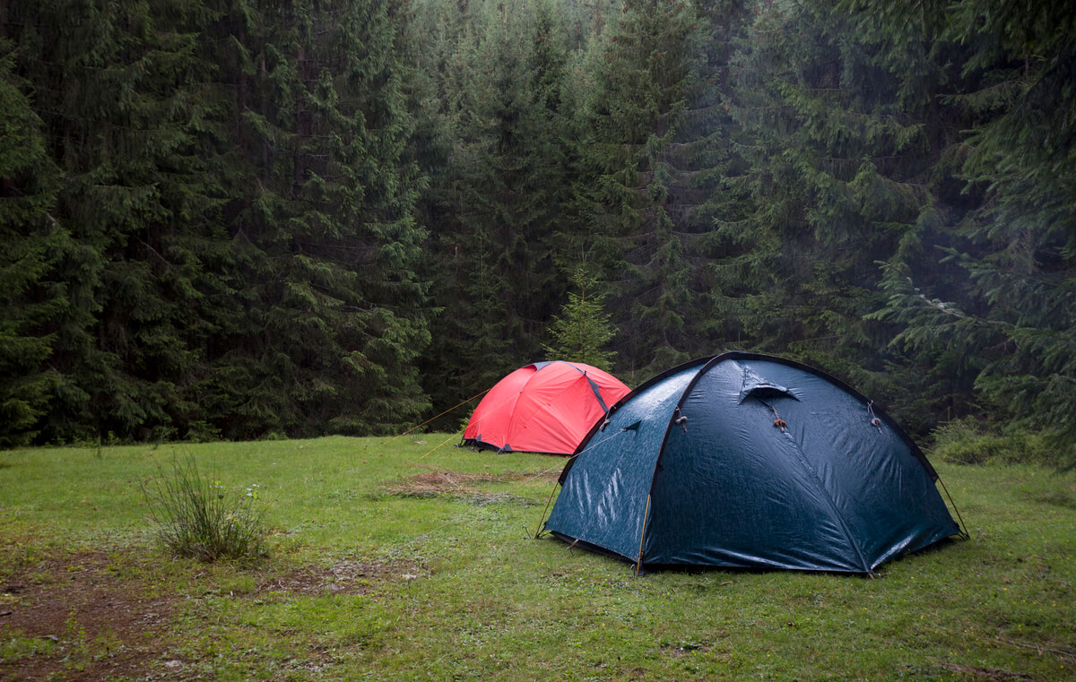 キャンプ　雨に強いテント