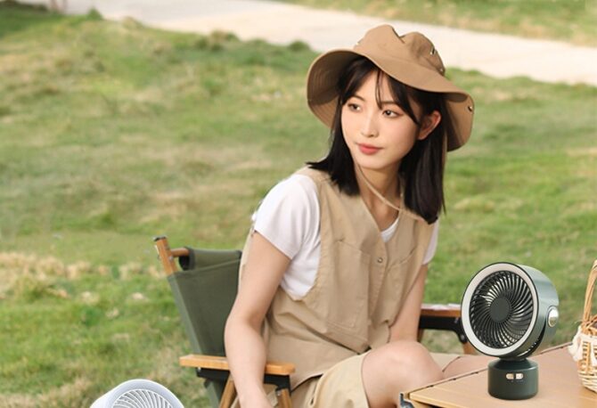 最大21時間使える654gの軽量アウトドア扇風機「CAMPING LAMP FAN」