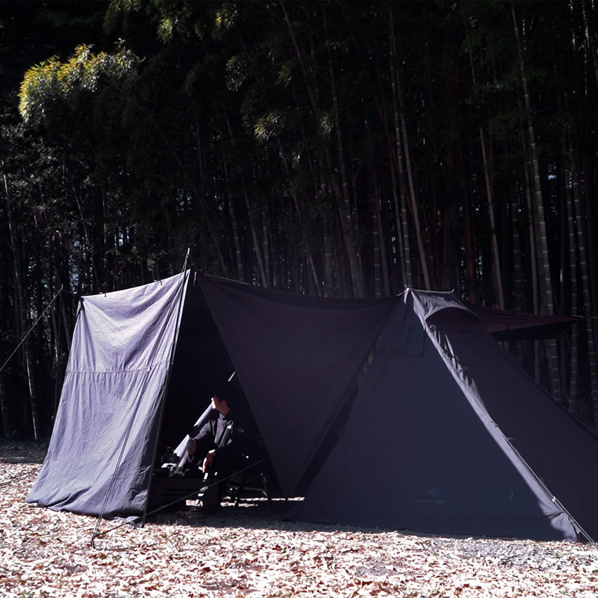 TC素材のブラックツーポールテント「BLACK SHELTER TWIN V2」が大幅に