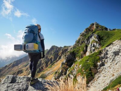 気温が高い日の登山で覚えておきたいレイヤリングを素材別に紹介