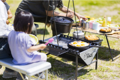 4つの同時調理が可能な10年保証の焚き火台「焚き火キッチン」