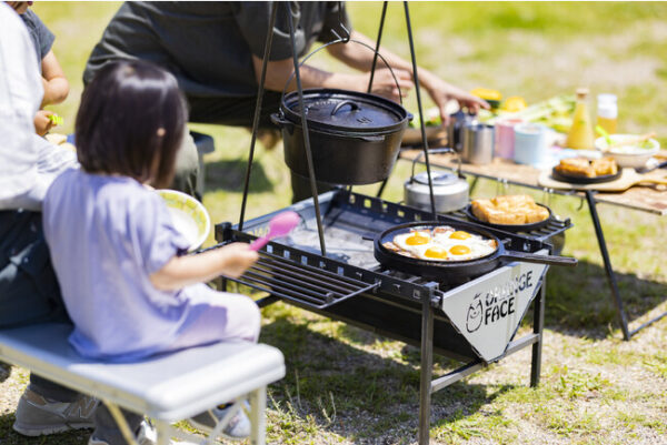 4つの同時調理が可能な10年保証の焚き火台「焚き火キッチン」