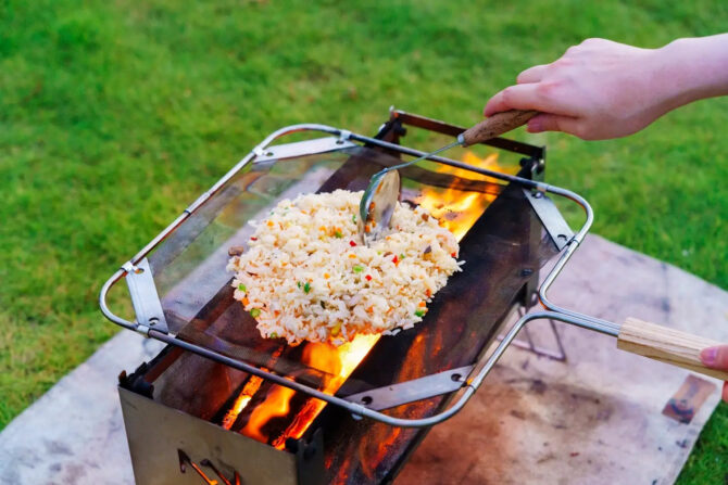 ステンレスメッシュの直火焼き専用「メッシュパン」でキャンプ飯に革命を！