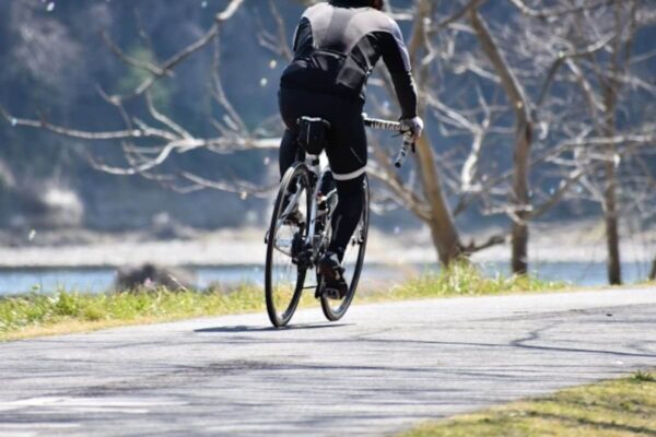 【2024年版】ロードバイクの防風インナーおすすめアイテム4選！