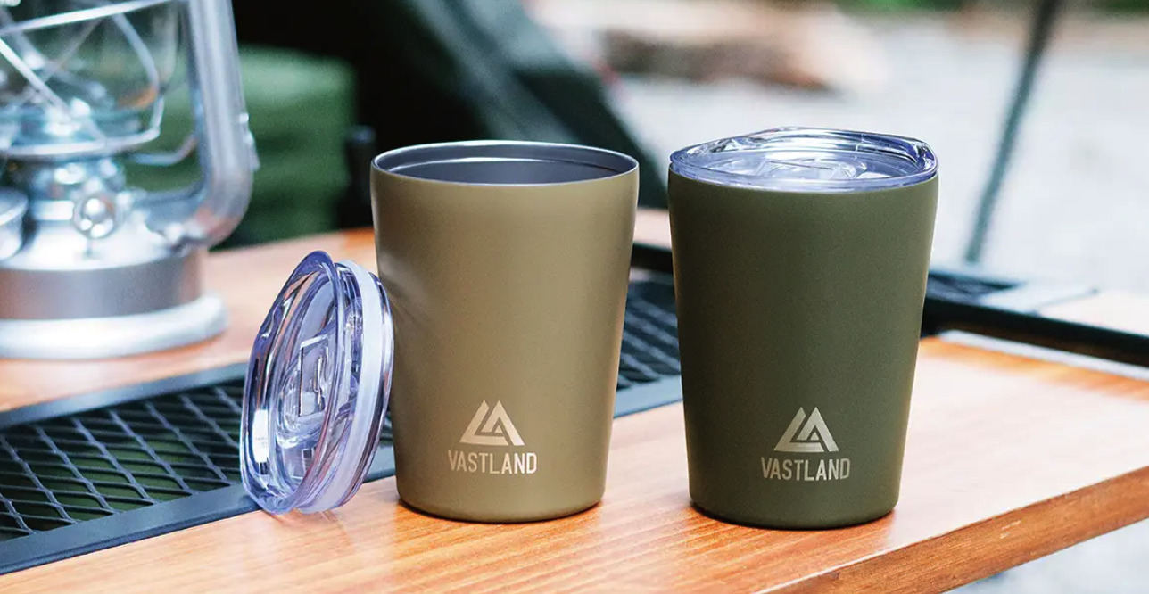 キャンプギアブランド「VASTLAND」、飲み物の温度を長時間キープし、コンビニコーヒーのカップホルダーとしても使える「真空断熱タンブラー フタ付き」を2024/2/17（土）に発売