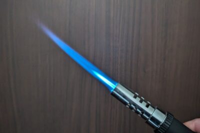 青い炎がまるで武器！？高火力でかっこいい小型バーナー「AS2OV PORTABLE STICK BURNER」