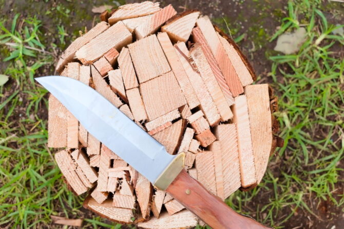 【2024年】薪割りに最適なキャンプ用ナイフ42選！バトニングのコツ