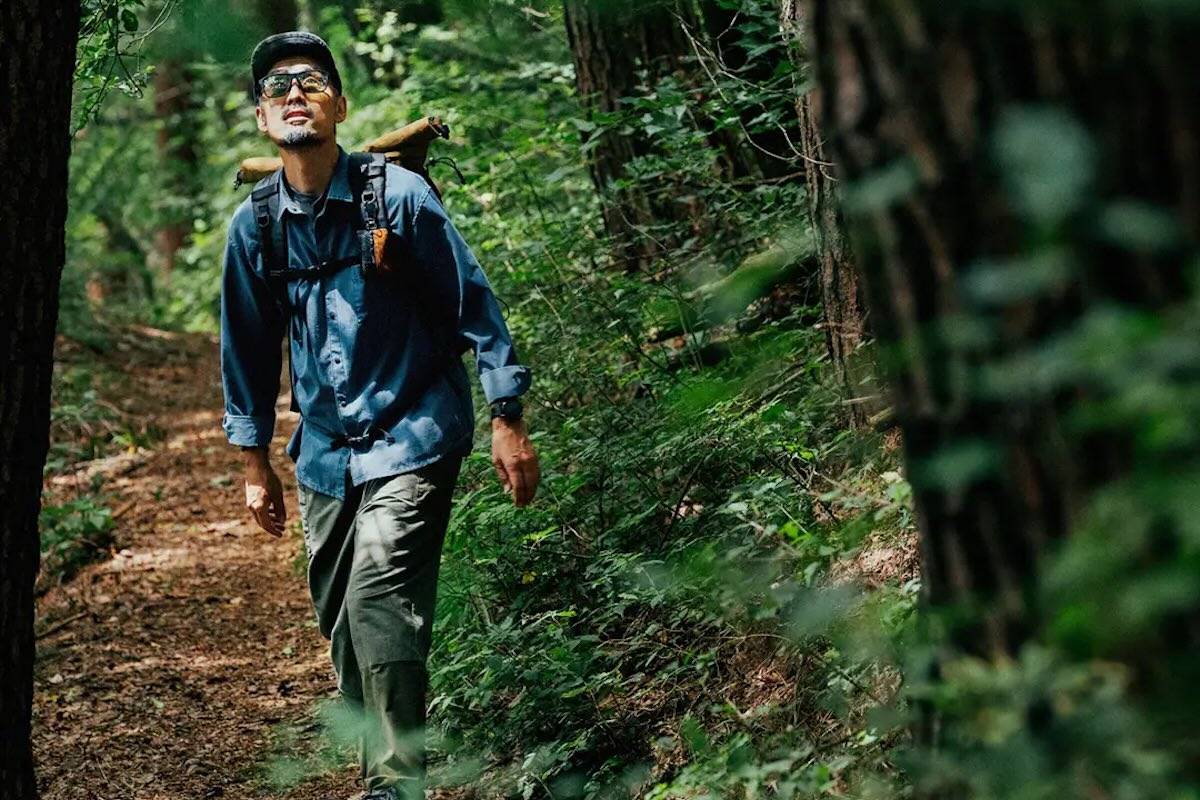 登山中の男性