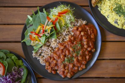 ヴィーガンの常識を変える！ピースカフェのアメリカンメニューで新しい食体験を