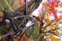 【紅葉サイクリング】秋ライドを快適にする気温別おすすめアイテムを紹介