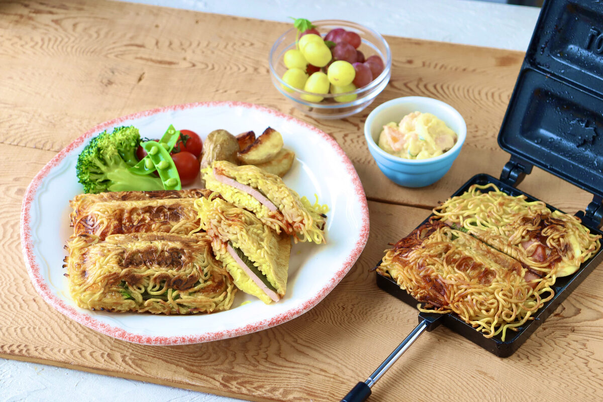 丸大食品「あらびきステーキ」とLOGOSがコラボ！