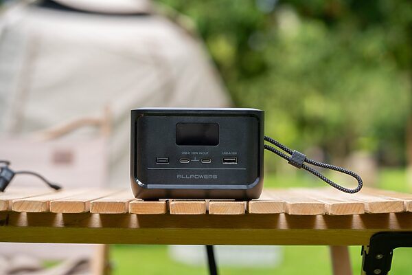 ALLPOWERSのシリーズ史上最小・最軽量モデル！手のひらサイズの電源「SOLAX P100」新発売！