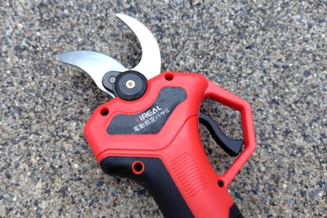 電動剪定バサミで残渣処理がラクになる？使ってわかった筆者の本音をレビュー