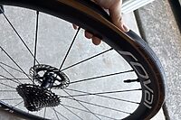 実体験で解説！ロードバイクのタイヤ空気抜けとシーラント補充のコツ