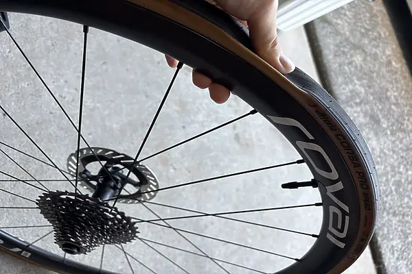 実体験で解説！ロードバイクのタイヤ空気抜けとシーラント補充のコツ