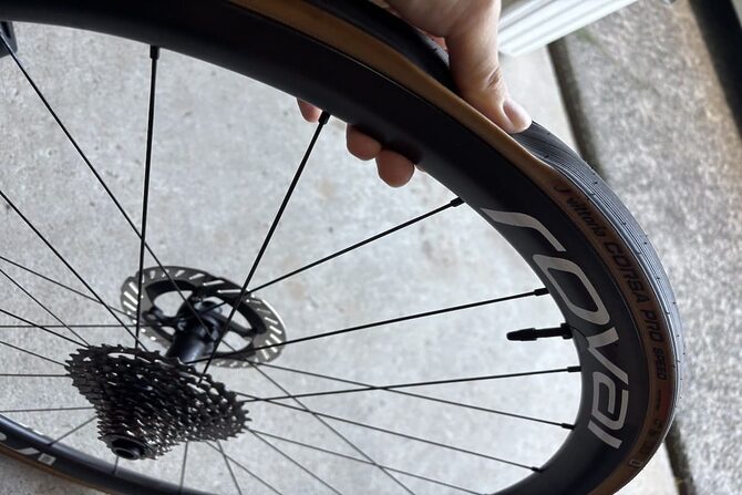 実体験で解説！ロードバイクのタイヤ空気抜けとシーラント補充のコツ