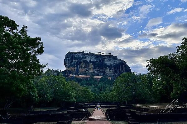 世界遺産“シギリヤロック”へ！スリランカトレッキング体験と絶景の旅
