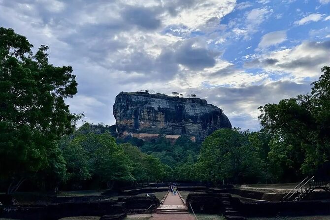 世界遺産“シギリヤロック”へ！スリランカトレッキング体験と絶景の旅