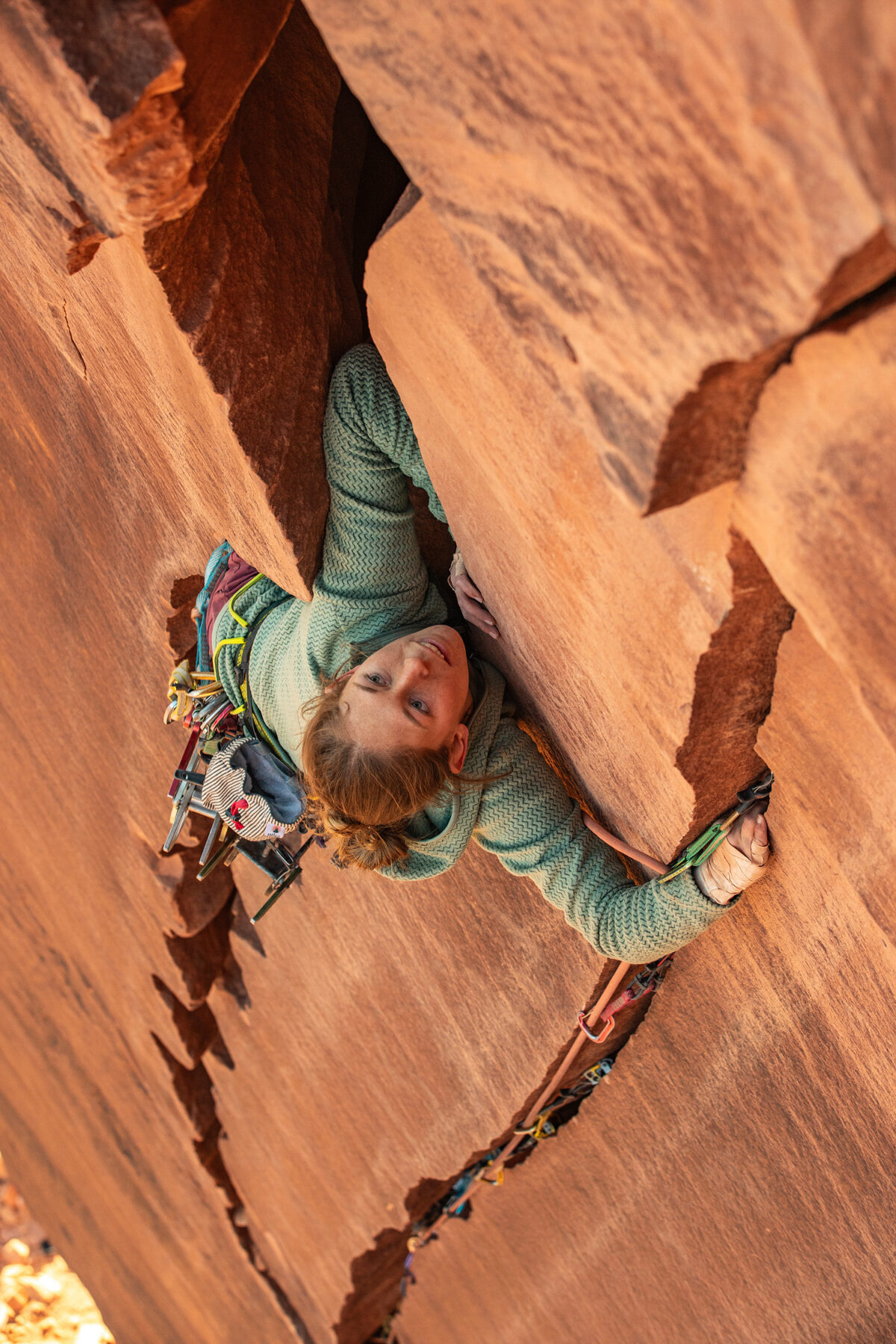 「R1エア・シリーズ」から、新たにフルジップ仕様が登場