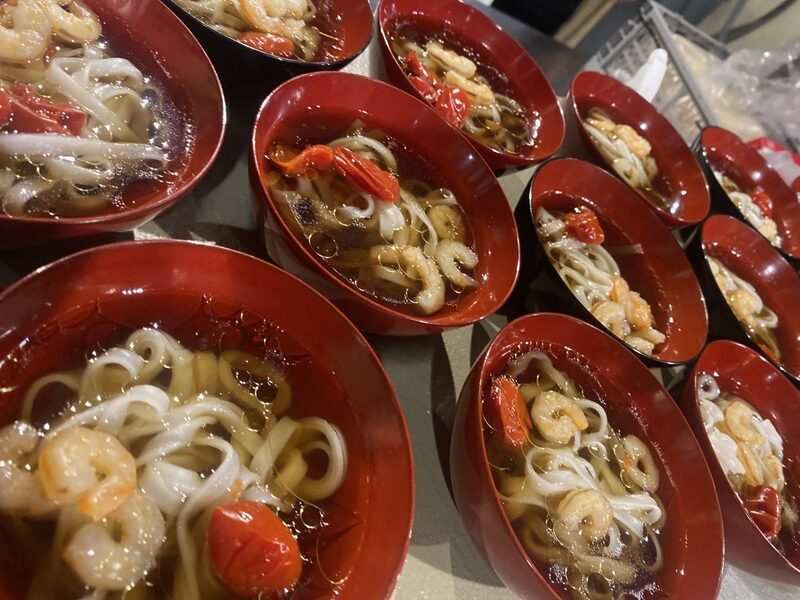 いしりを使った奥行きのある味わいのスープが米の麺と合う。