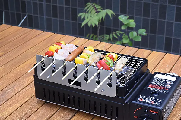 串焼きがもっと楽しくなる！磁石でピタッと止まる新発想の【串ピタ】登場