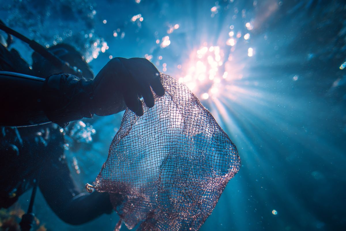 Underwater trash diver