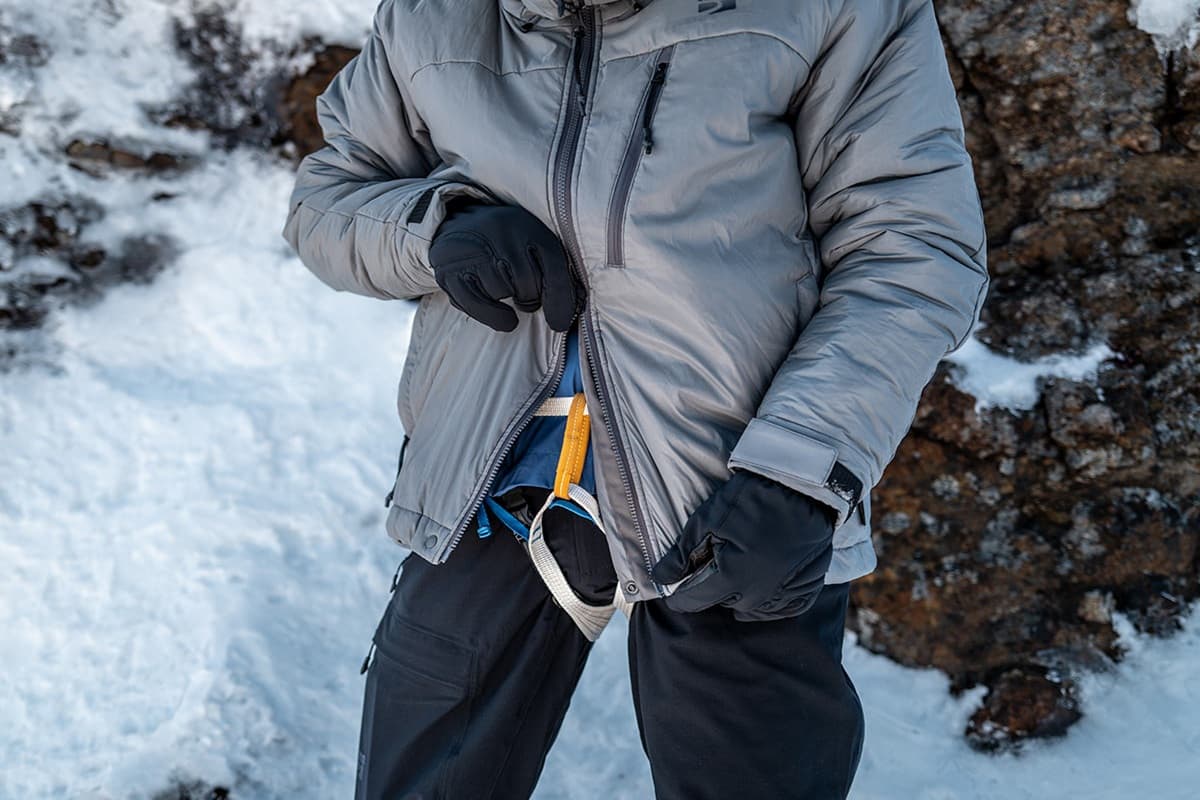 過酷な雪山で体温を守る finetrack「ポリゴンヘリオス」最高保温アウター登場