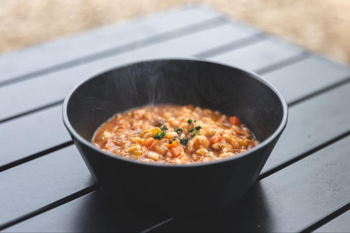 「サウナの後に外で食べる」sio監修メニューがEarthboatに登場