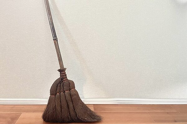 掃除機がなくても困らなかった。箒のある暮らしとサステナブルな掃除習慣