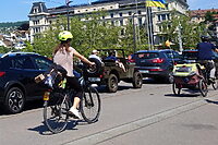 日本は送迎、スイスは移動革命？電動アシスト自転車から見えた年代別暮らしのヒント