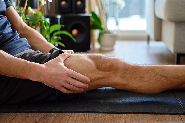 下山後にズキッとならないために！内側膝痛予防のストレッチ＆マッサージ