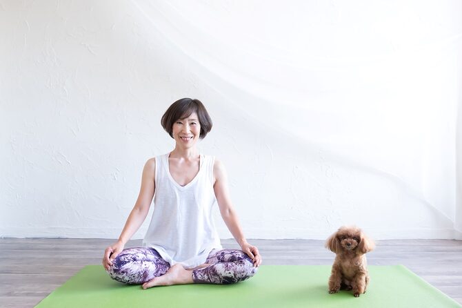 犬のしつけより大切なこと。人と犬の関係を変える「ドッグヨーガ」が生まれた理由
