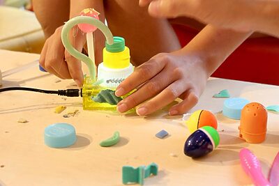 海洋プラスチックが世界にひとつのランプに！親子で楽しむアート体験をレポート