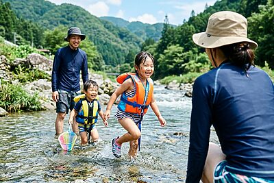 子どもの川遊びを安全に楽しむには？経験者に聞く見守り方と危険の見極め方